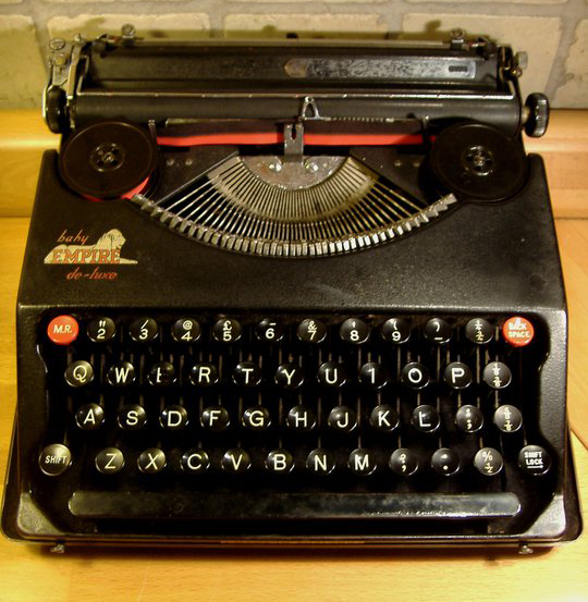 Empire portable typewriter –